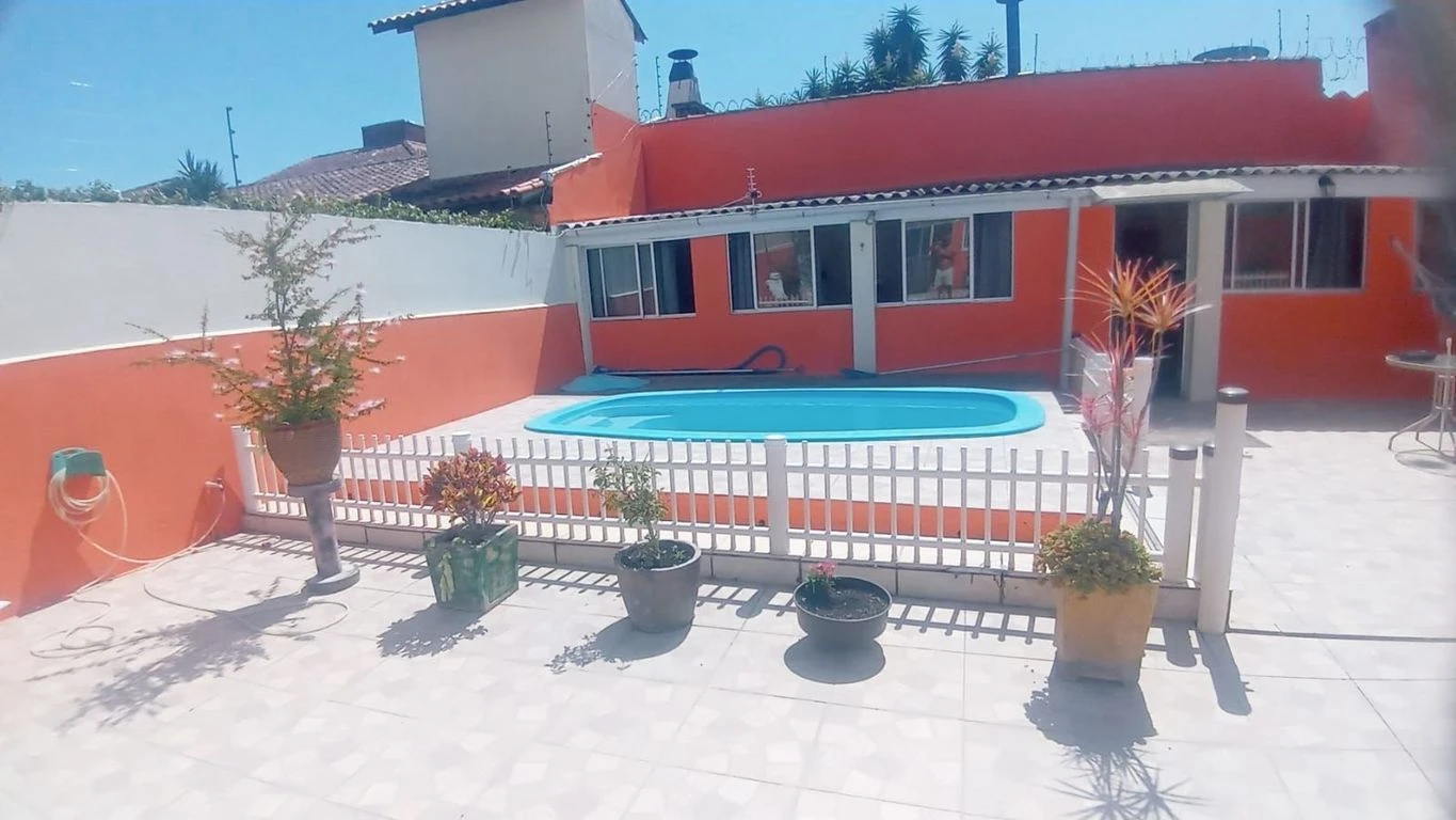Casa com piscina na Praia do Laranjal